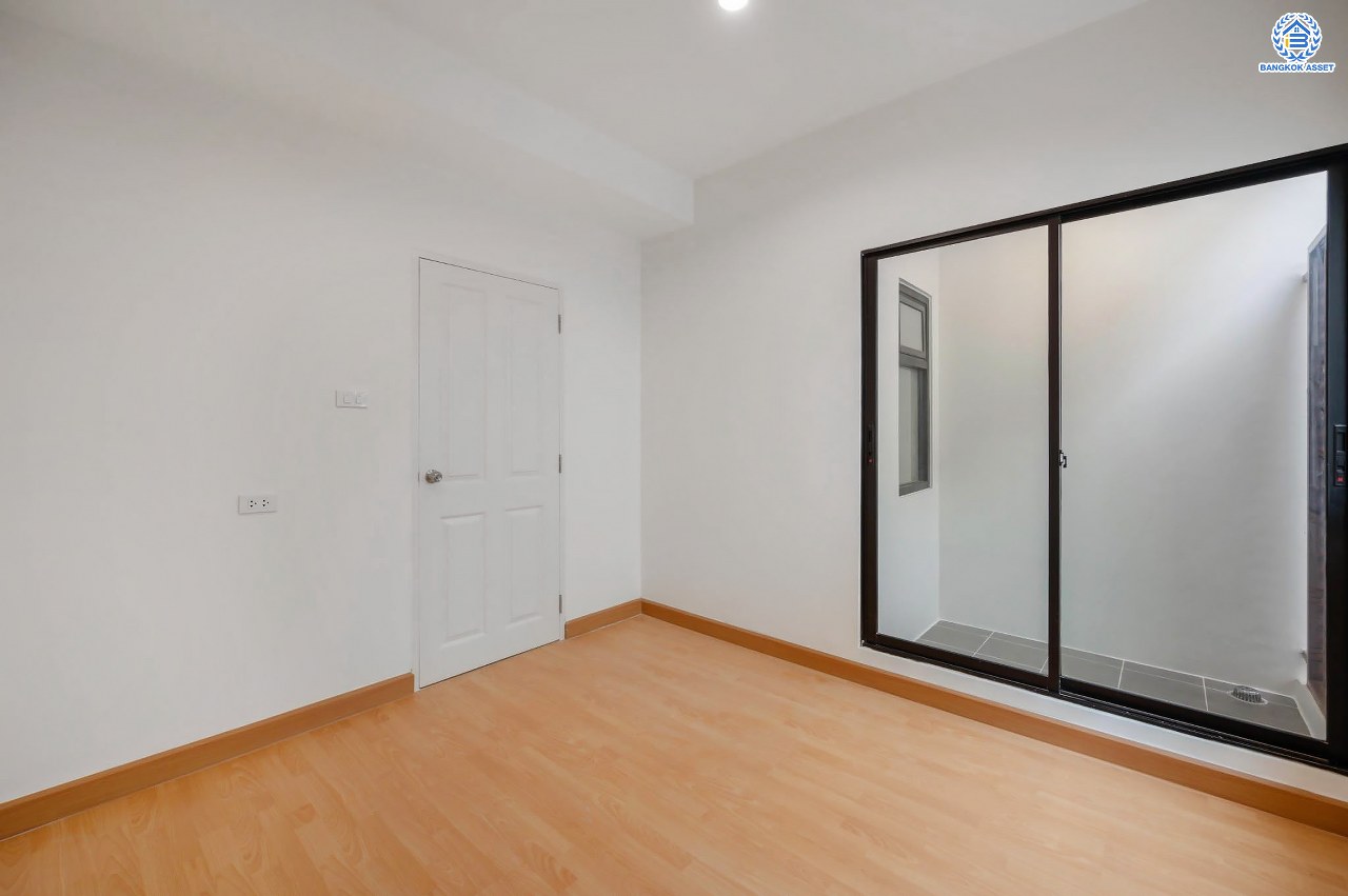 บ้านมือสองตกแต่งใหม่ โครงการ ซิกเนเจอร์ เพชรเกษม69 เนื้อที่ 17.6 ตร.ว. ฟังก์ชัน 3 ห้องนอน 3 ห้องน้ำ จอดรถได้ 1 คัน บ้านสภาพสวย บนทำเลเดินทางสะดวก เชื่อมต่อถนนเพชรเกษม, ถนนกาญจนาภิเษก, ถนนพุทธมณฑลสาย 2 และ 3 ใกล้รถไฟฟ้าสายสีน้ำเงิน "สถานีหลักสอง" ในราคาสุดคุ้ม!...